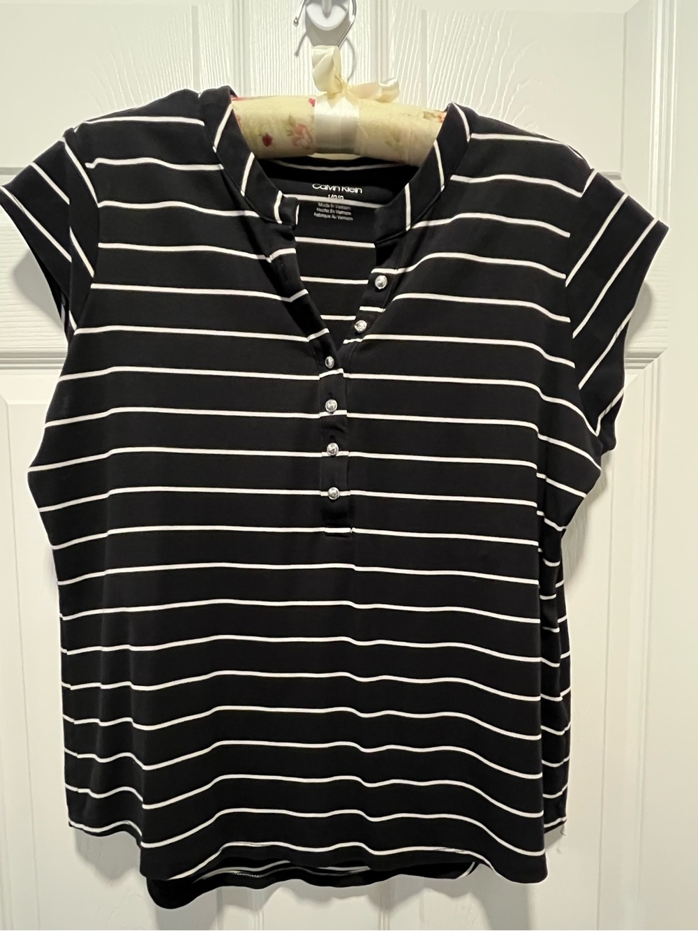 Women’s Calvin Klein V-Neck 
T-Shirt Size Large